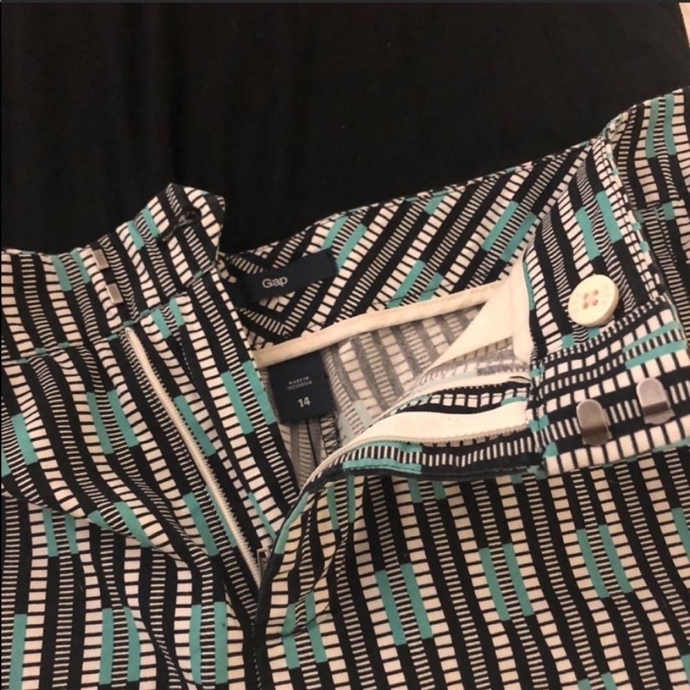 Gap Patterned Black/White/Green Shorts - image 5